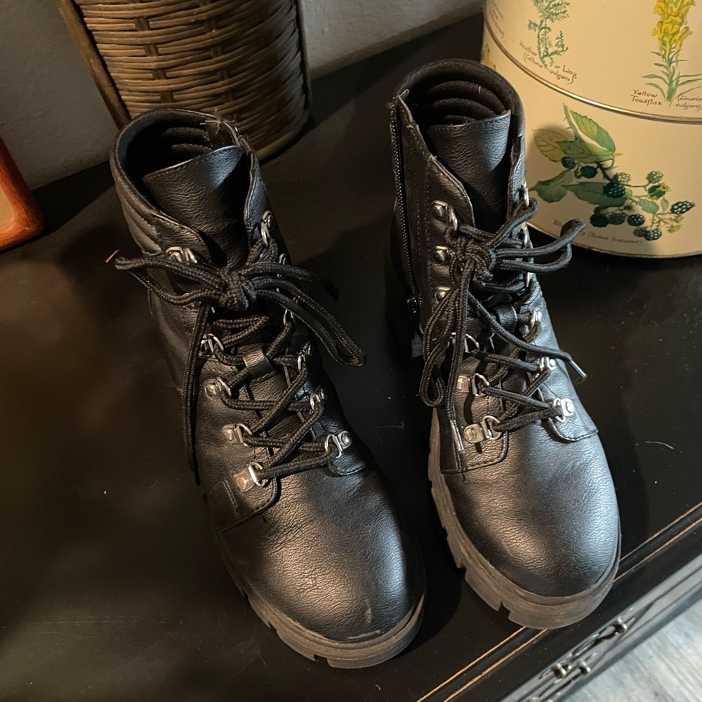 Women’s size 6 black lace up booties brand name is Son and stone hardly used